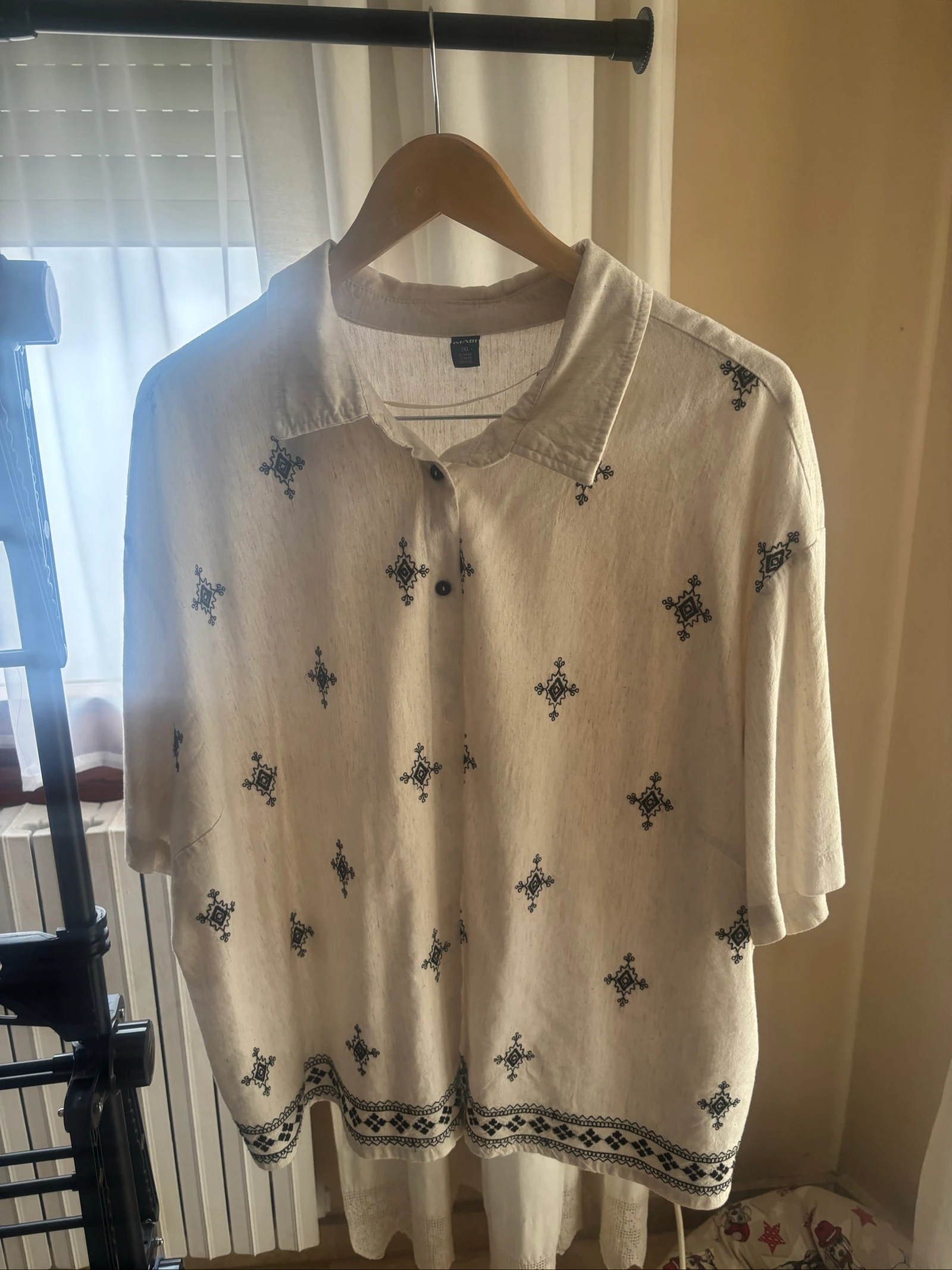 Camisa beige con decorados negros 